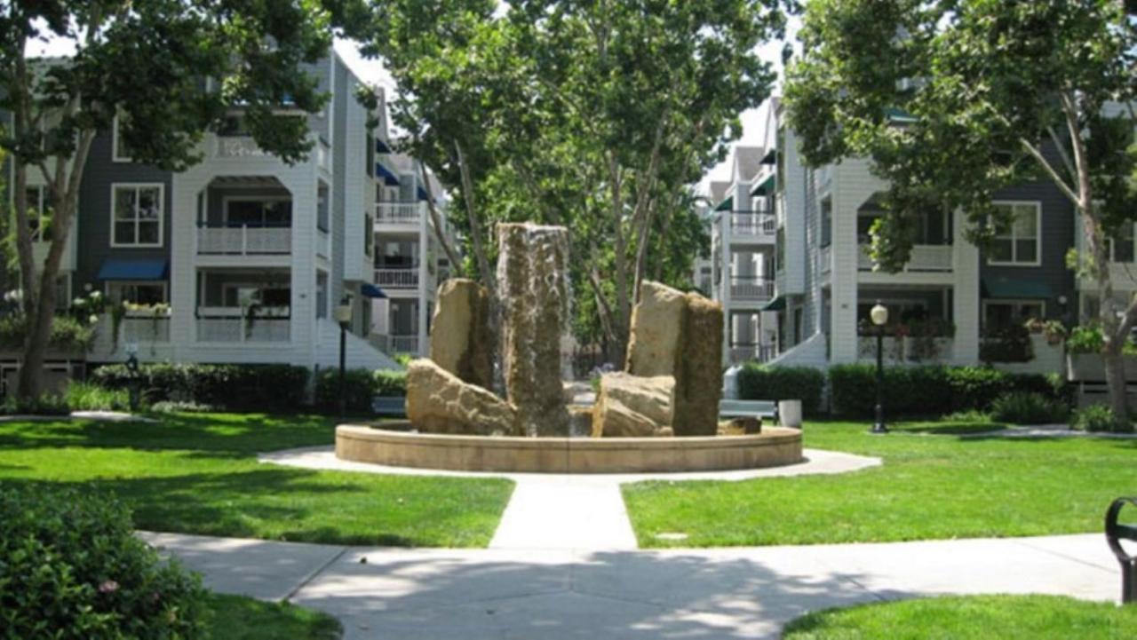 شقة ماونتن فيو، كاليفورنيا  في Churchill Living Park Place South المظهر الخارجي الصورة